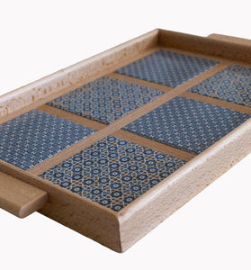 Tava din lemn decorata cu 6 placi de faianta.