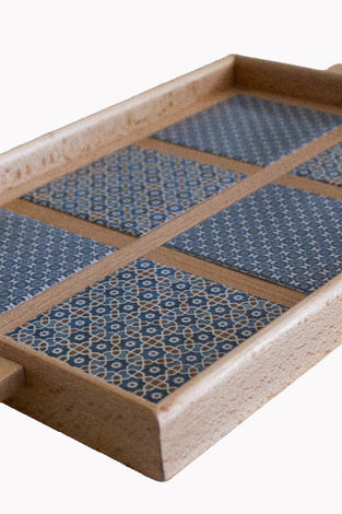 Tava din lemn decorata cu 6 placi de faianta.